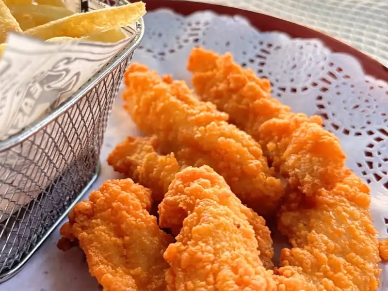 Lagrimitas de pollo con patatas fritas