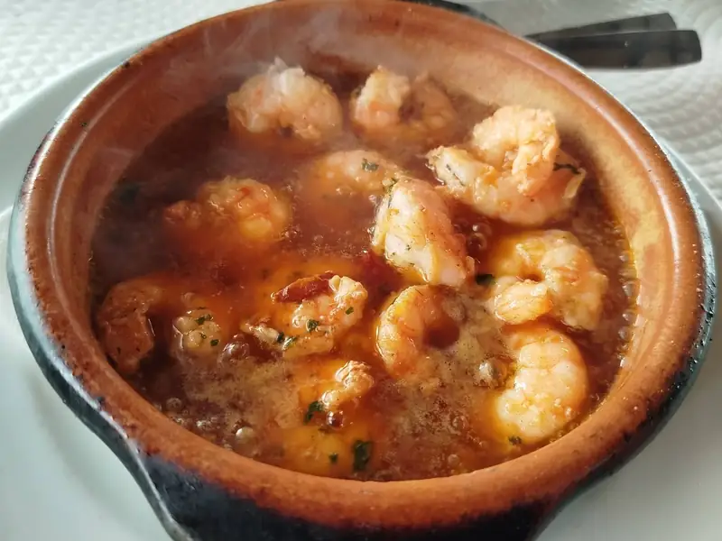 Langostinos al pil-pil en cazuela de barro